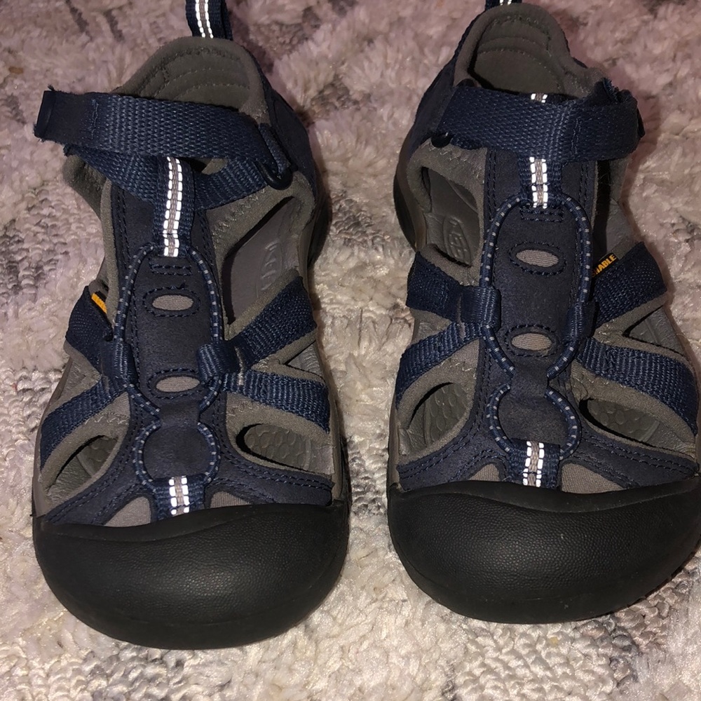 Little Kid Still size 2 Keen Sandals.